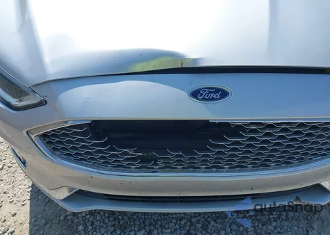 2019 Ford Fusion Hybrid Titanium z USA, uszkodzony, nr VIN 3FA6P0RU7KR138171